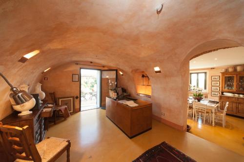 a large living room with an arched ceiling at B&B Le Dimore Mezza Costa in San Casciano in Val di Pesa