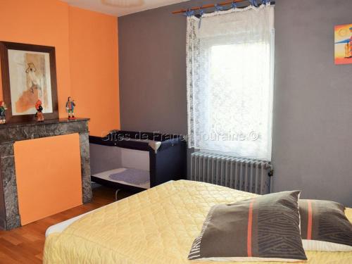 - une chambre avec 2 lits et une fenêtre dans l'établissement Gîte Montlouis-sur-Loire, 3 pièces, 4 personnes - FR-1-381-436, à Montlouis-sur-Loire