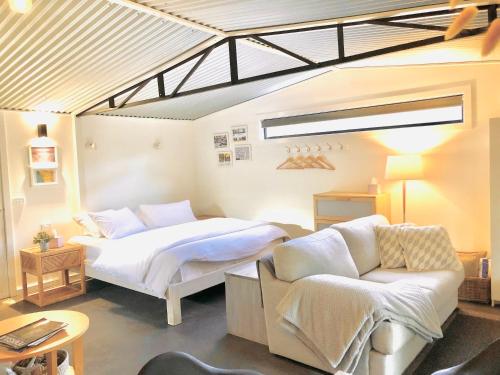 1 dormitorio con 1 cama, 1 sofá y 1 silla en Capri Retreat - For Couples, en Saint Andrews Beach