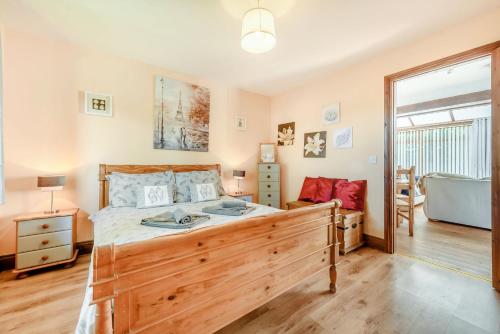 En eller flere senge i et værelse på Covert Farm Cwtch