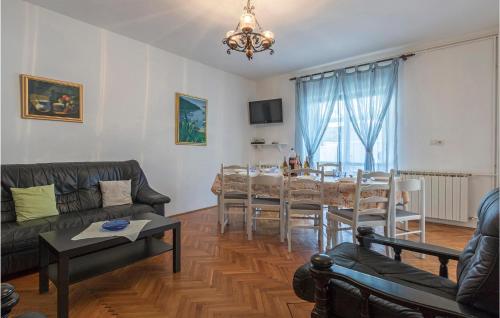un salon avec une table et une salle à manger dans l'établissement Nice Home In Liznjan With Wifi, à Ližnjan