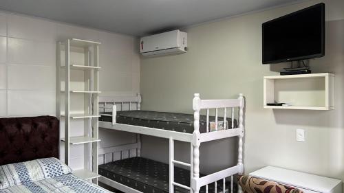 Postel nebo postele na pokoji v ubytování APTO3 COM AR COND. WIFI E TV SMART