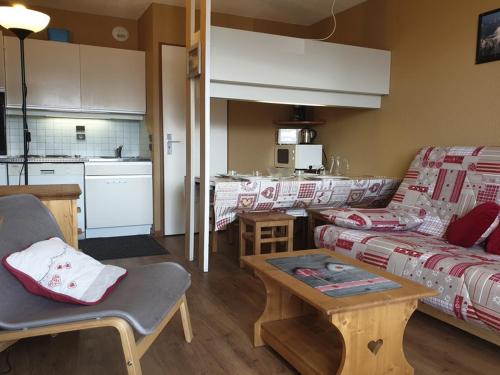 un salon avec un canapé et une table dans l'établissement Appartement cosy 2 pièces pour 5 pers., balcon sud, au pied des pistes, proches commerces - FR-1-275-168, à La Rosière