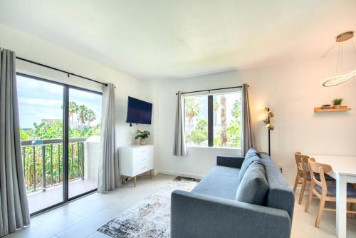 a living room with a blue couch and a table at Lovely Studio near Universal in Orlando