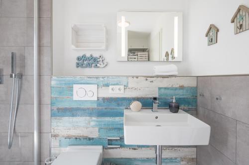 Ένα μπάνιο στο Ferienwohnung Ankerplatz No 7 mit Blick auf den See