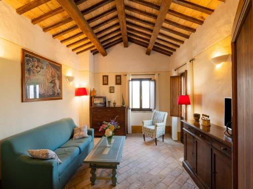 un soggiorno con un divano e un tavolo di Elegant Stone House w Pool a Monte San Martino