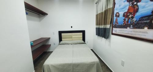 Ένα ή περισσότερα κρεβάτια σε δωμάτιο στο Hostal Guelaguetza Danza de la Pluma con Baño Propio