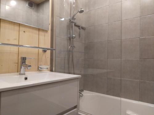 een badkamer met een douche, een wastafel en een bad bij Studio Plagne Bellecôte, 1 pièce, 4 personnes - FR-1-181-2368 in La Plagne Tarentaise