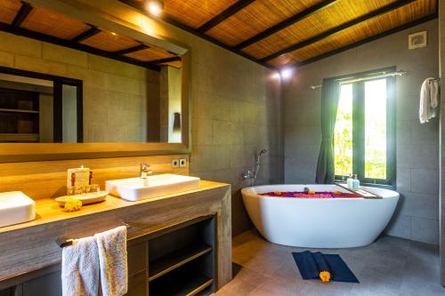 A bathroom at Surya Melasti Exclusive Beach Villa by Sajiwa