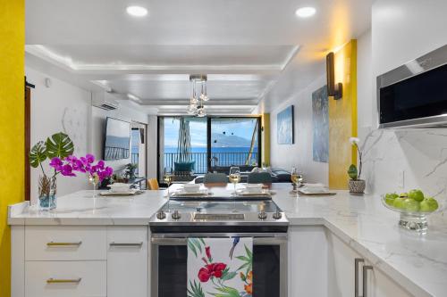 Kuchyň nebo kuchyňský kout v ubytování Spectacular luxury , modern oceanfront condo Maalaea-Kihei ,Maui