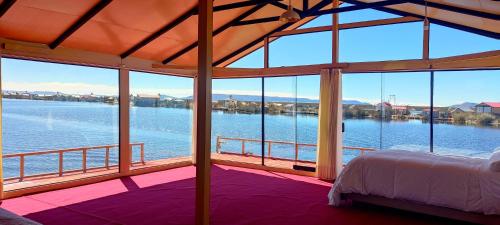 ein Schlafzimmer mit weitem Blick auf das Wasser in der Unterkunft Lago Titicaca in Puno