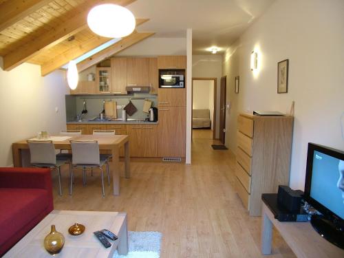 sala de estar con sofá y comedor en Apartmány HolidayTale, en Tale