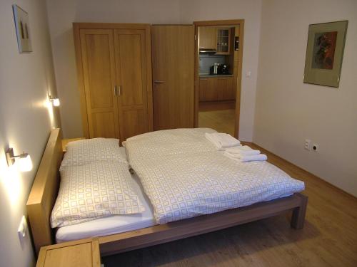 Een bed of bedden in een kamer bij Apartmány HolidayTale
