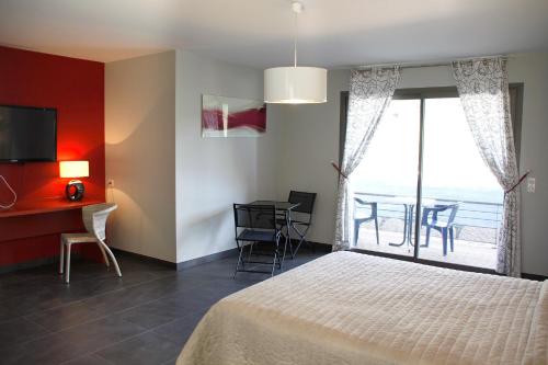 En eller flere senge i et værelse på Logis Hotels - Hôtel Le Relais des Garrigues