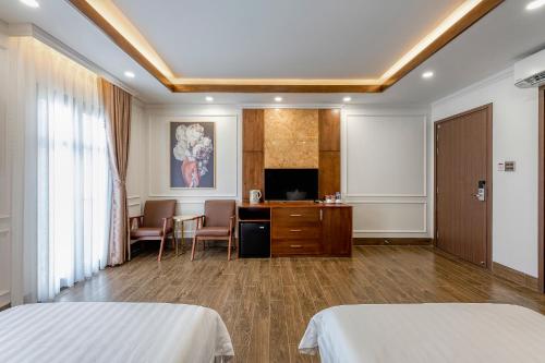 TV a/nebo společenská místnost v ubytování Hotel Trí Lê
