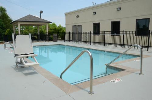 Piscina di Baymont by Wyndham Clarksville o nelle vicinanze