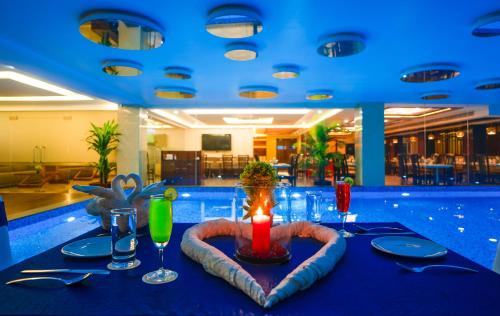 Hotel Mansha Regencyの敷地内または近くにあるプール