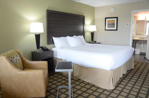 Letto o letti in una camera di Baymont by Wyndham Clarksville