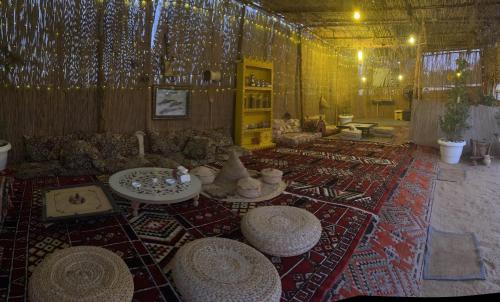 Farm Lebanon في أبوظبي: غرفة معيشة مع أريكة وطاولة وكراسي