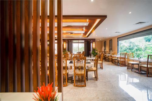 Un restaurante u otro lugar para comer en Mansha Palace