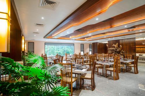Un restaurante u otro lugar para comer en Mansha Palace