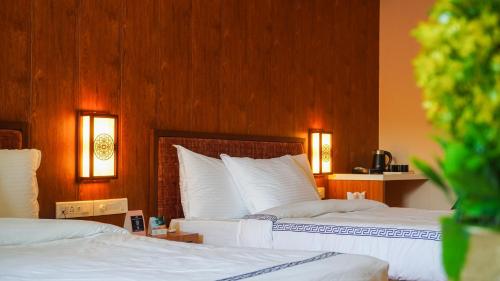 Una cama o camas en una habitación de Mansha Palace