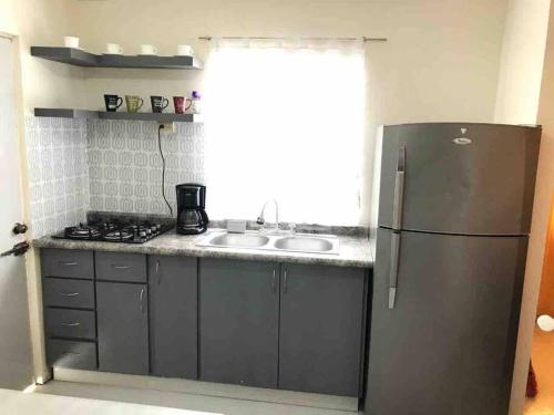 uma cozinha com um frigorífico, um lavatório e uma janela em Cerca de Parque industrial Nava 3 hab (Facturable) em Ciudad Obregón