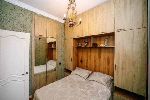 sypialnia z łóżkiem, szafą i lustrem w obiekcie Old Vera w mieście Tbilisi City