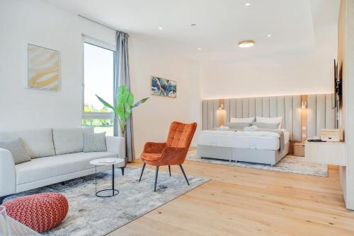 uma sala de estar com uma cama e um sofá em BRIGHT: Rosenheim Aicherpark em Rosenheim