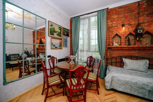 Pokój ze stołem i krzesłami oraz sypialnią w obiekcie Old Vera w mieście Tbilisi City