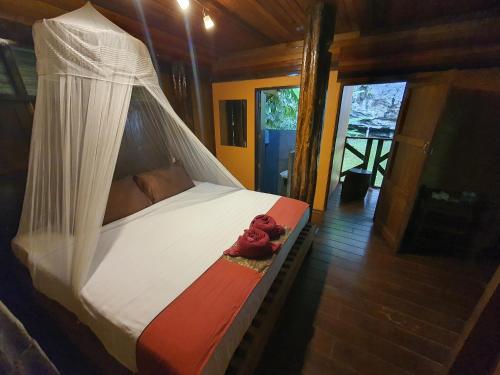 En eller flere senge i et værelse på Khao Sok Silver Cliff Resort