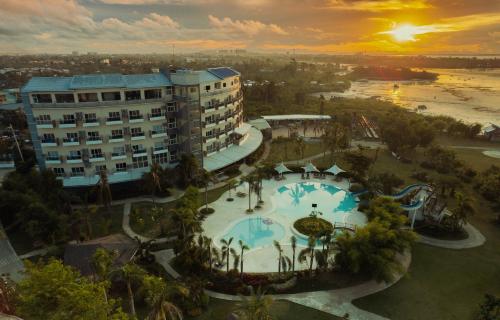 eine Luftansicht eines Resorts mit einem großen Pool in der Unterkunft Solea Seaview Resort in Mactan