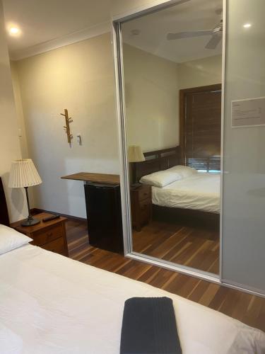 Giường trong phòng chung tại Riverwood