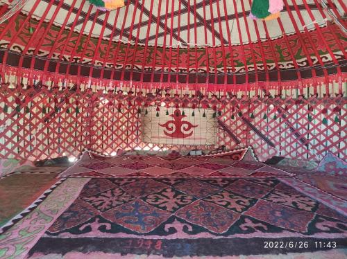 Guest house and Yurt camp "Ailuu"にあるベッド