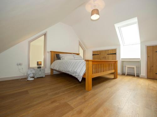 sypialnia z łóżkiem i dużym oknem w obiekcie Starling Lodge w mieście Wedmore