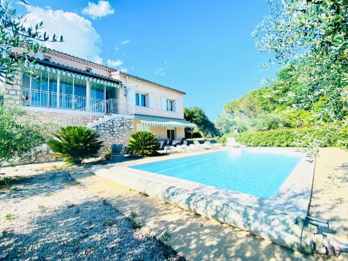 une maison avec une piscine devant une maison dans l'établissement ALTEZZA piscine privée, à Saint-Martin-dʼArdèche
