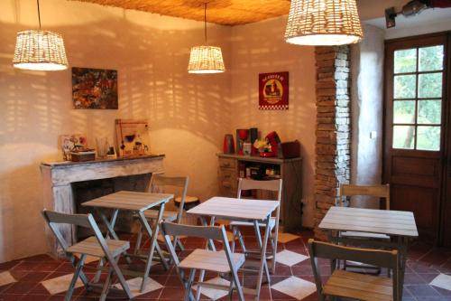 un restaurant avec des tables et des chaises dans une salle dans l'établissement Domaine de Montagnol, à Sauveterre