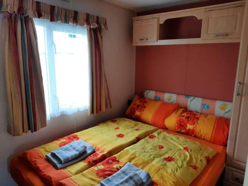 1 dormitorio con 2 camas y ventana en MALLARD en Helming