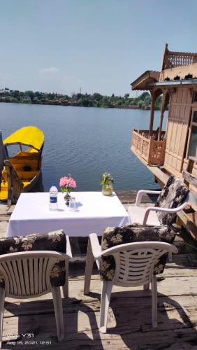 Výhled na řeku, která protéká v blízkosti hotelu