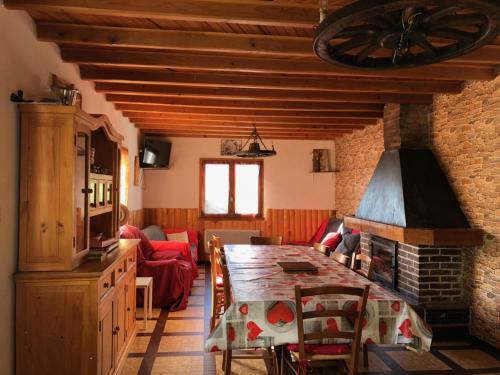- un salon avec une table et une cheminée dans l'établissement Villa pleinevie, à Lans-en-Vercors