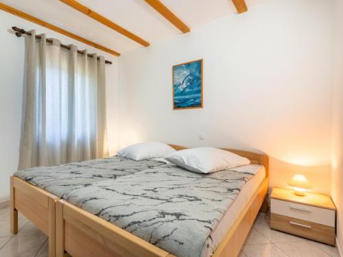 a bedroom with a bed and a window at Merag Sunrise Apartment in Cres