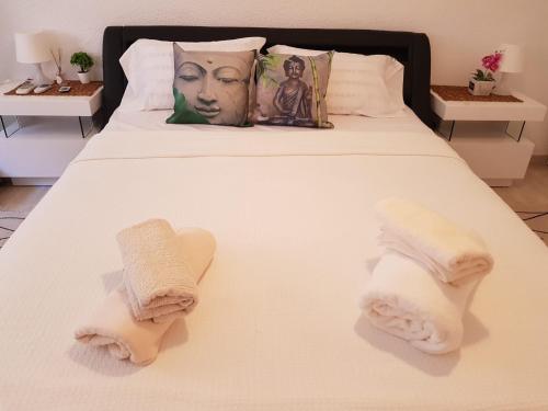 A bed or beds in a room at Apartalux Brizo Suites