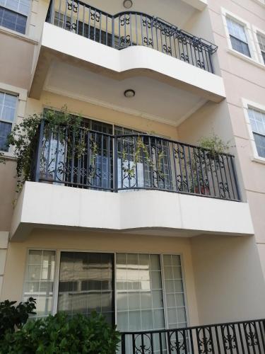 un immeuble d'appartements avec balcon dans l'établissement Tricia' s Place- One family at a time, à Accra