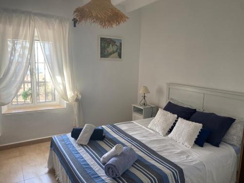 een slaapkamer met een bed met handdoeken erop bij Cortijo Las Palmeras El Chorro in Alora