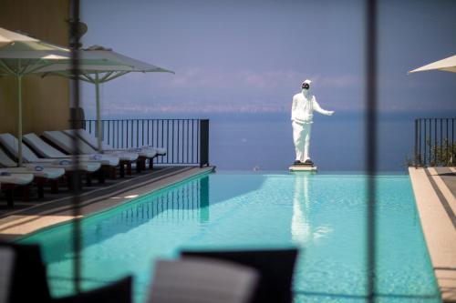 Piscina de la sau aproape de Grand Hotel Angiolieri