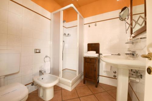 W łazience znajduje się prysznic, toaleta i umywalka. w obiekcie Amalia Cascina in Langa w mieście Monforte dʼAlba