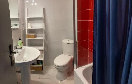 カボ・ロイグにあるCabo Roig holiday houseのバスルーム(トイレ、洗面台、シャワー付)