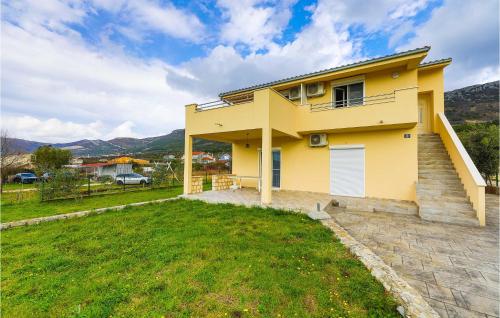 Lovely Apartment In Kastel Luksic With Wifi