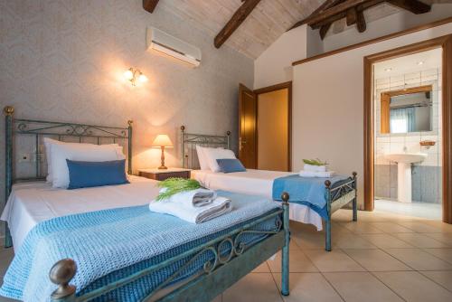 2 camas en una habitación con baño en Kookis Village, en Kerion