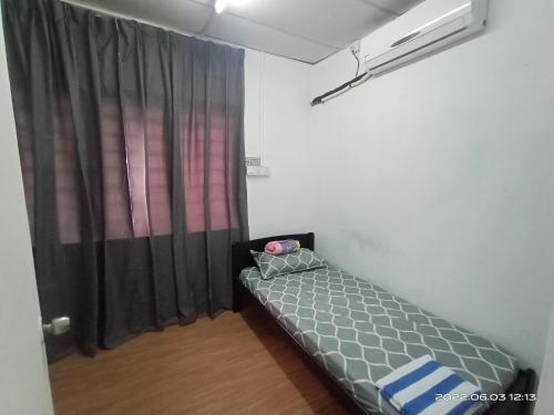 Ένα ή περισσότερα κρεβάτια σε δωμάτιο στο Homestay Ayah Kluang